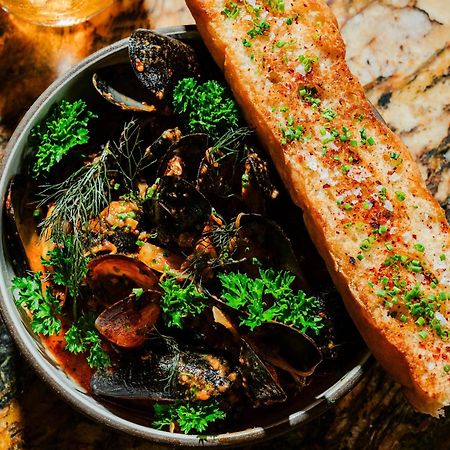 유어 트룰리 Dc 호텔 워싱턴 외부 사진 A bowl of mussels with a slice of garlic bread