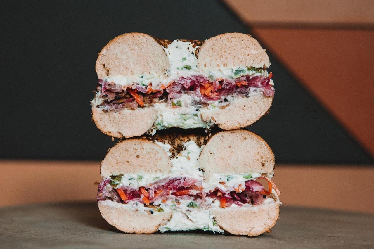 유어 트룰리 Dc 호텔 워싱턴 외부 사진 A bagel with cream cheese, tomato, and onion