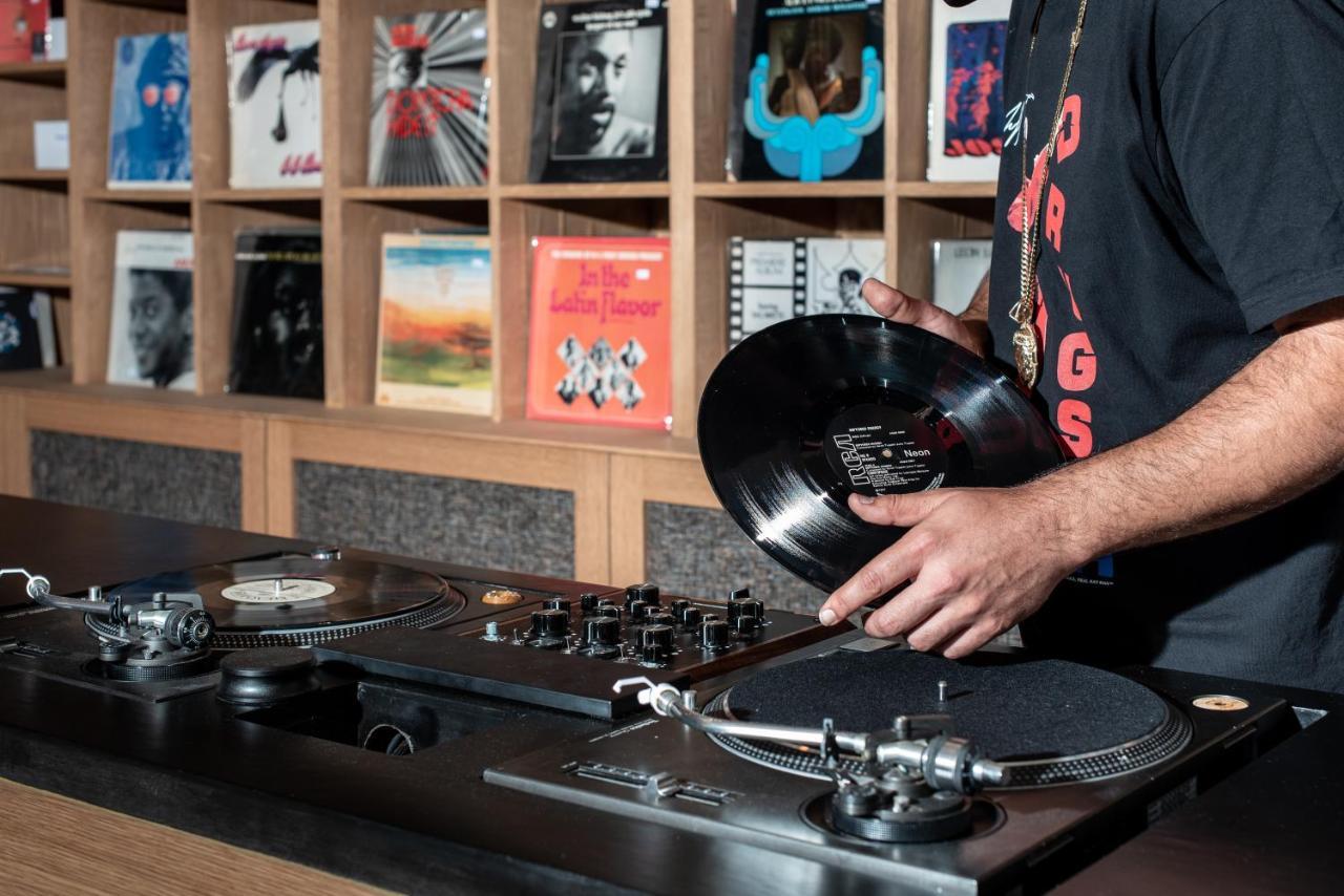 유어 트룰리 Dc 호텔 워싱턴 외부 사진 A DJ playing a record