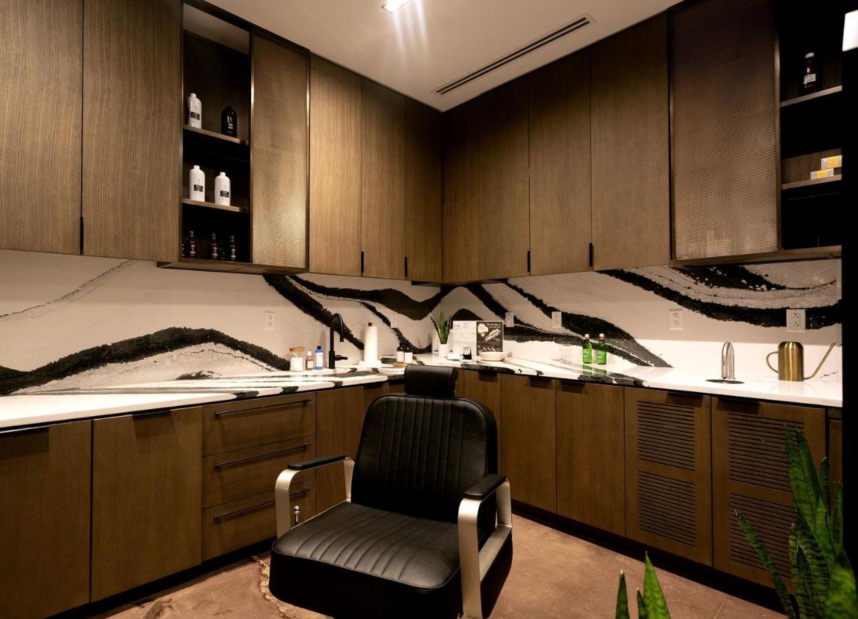 유어 트룰리 Dc 호텔 워싱턴 외부 사진 The interior of a barbershop in Dubai, United Arab Emirates