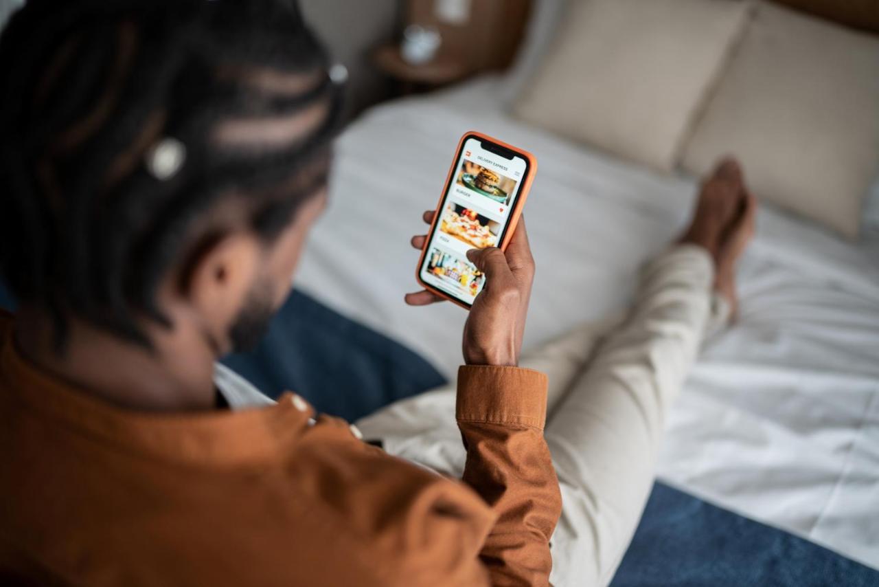 유어 트룰리 Dc 호텔 워싱턴 외부 사진 A person using the Uber Eats app