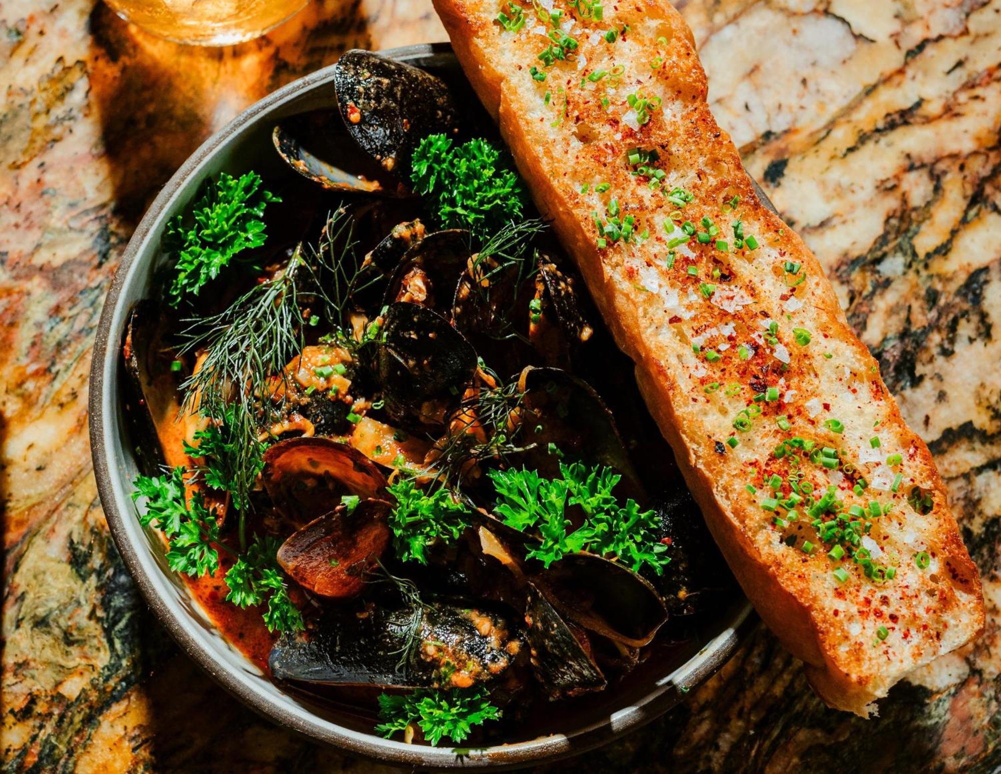 유어 트룰리 Dc 호텔 워싱턴 외부 사진 A bowl of mussels with a slice of garlic bread