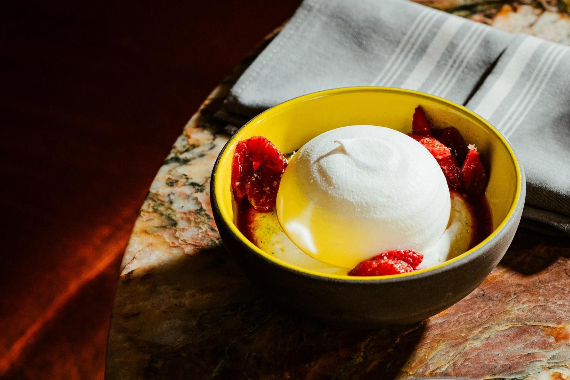 유어 트룰리 Dc 호텔 워싱턴 외부 사진 A bowl of frozen yogurt with strawberries