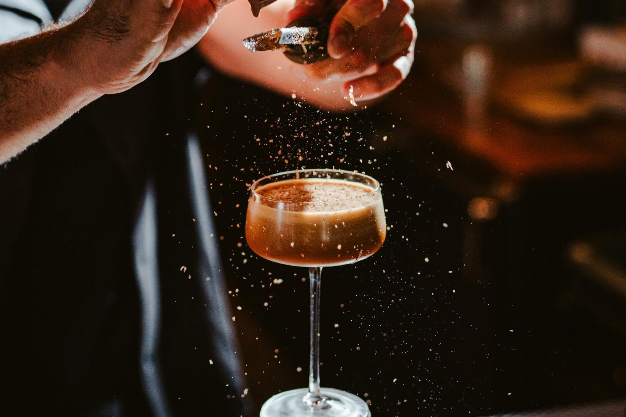 유어 트룰리 Dc 호텔 워싱턴 외부 사진 A bartender dusting a cocktail with ground nutmeg