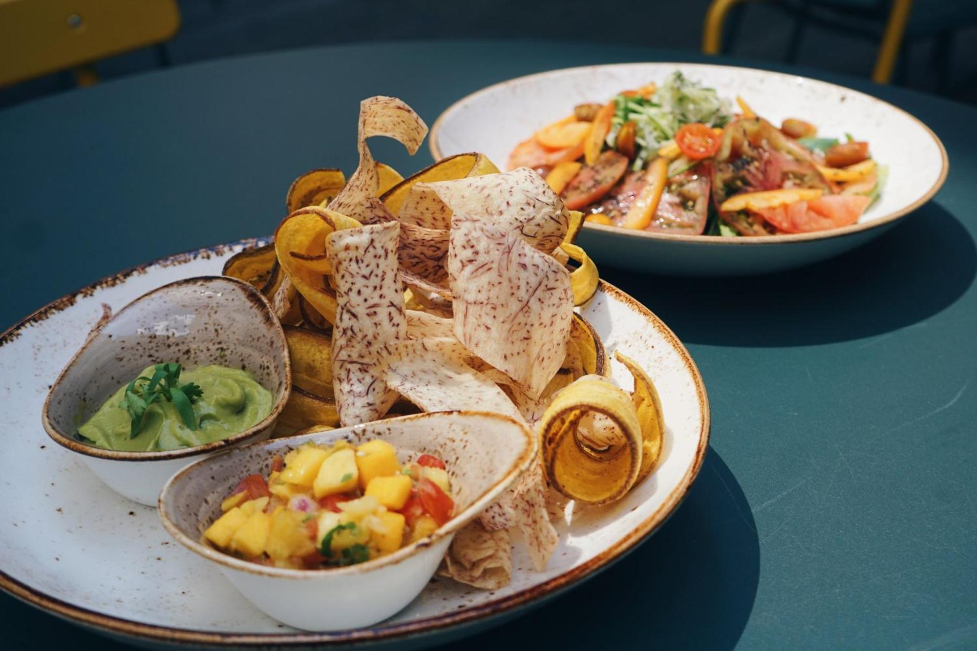 유어 트룰리 Dc 호텔 워싱턴 외부 사진 A plate of nachos with guacamole and mango salsa