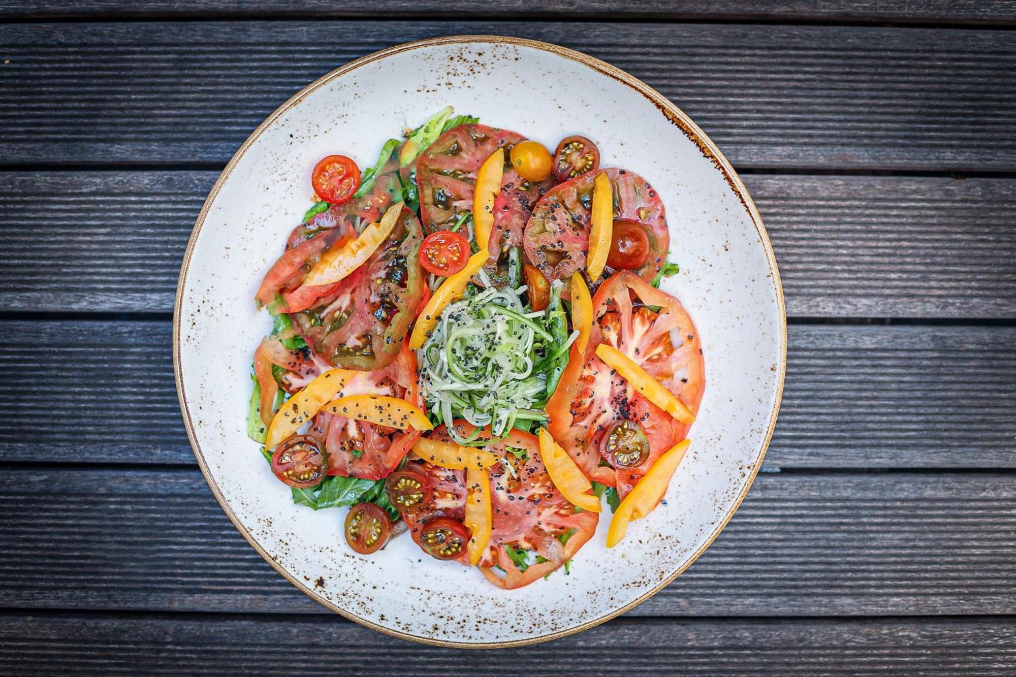 유어 트룰리 Dc 호텔 워싱턴 외부 사진 A salad of tomatoes, bell peppers, and sprouts